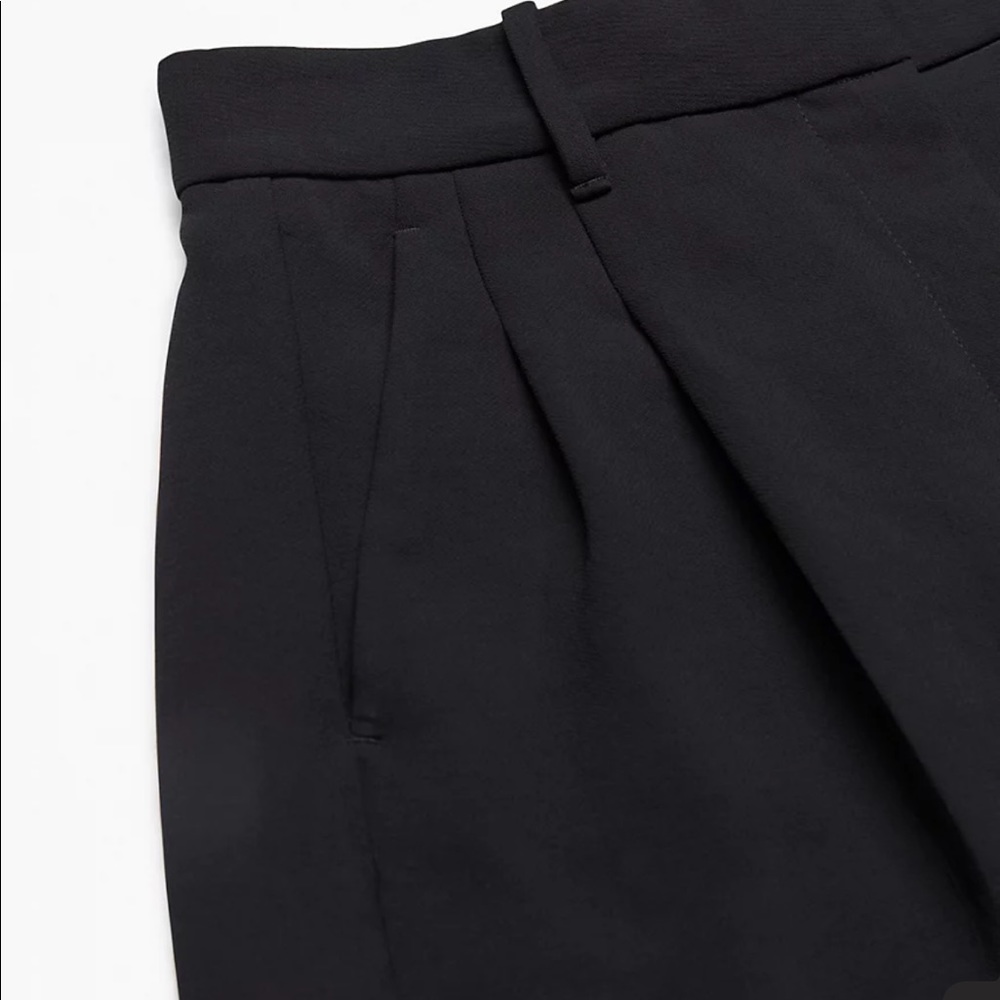 Aritzia / effortless short / size 2